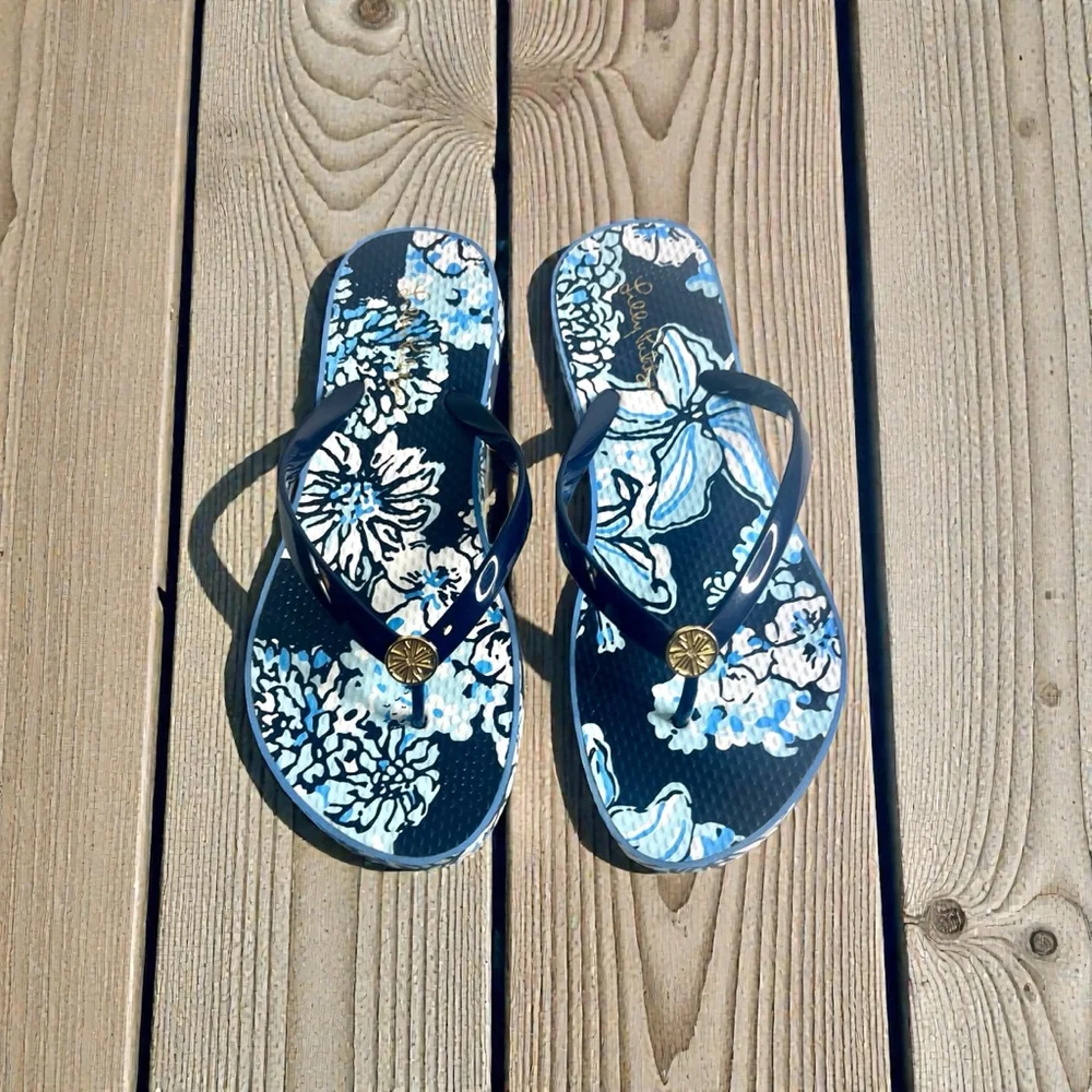 Lilly Pulitzer Flip-Flops in the Low Tide Navy Bouquet All Day pattern size 11